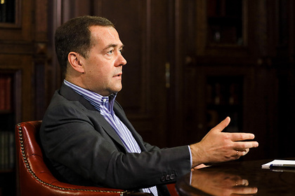 Медведев посоветовал россиянам встать с дивана и помогать