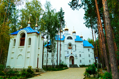 Сотрудники ФСБ и полиции прибыли в захваченный казаками женский монастырь