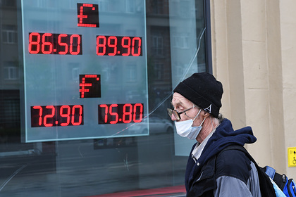 Россияне предпочли рубль доллару