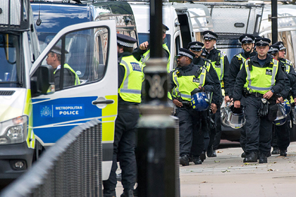 Жители Лондона собрались на нелегальную вечеринку и изувечили полицейских