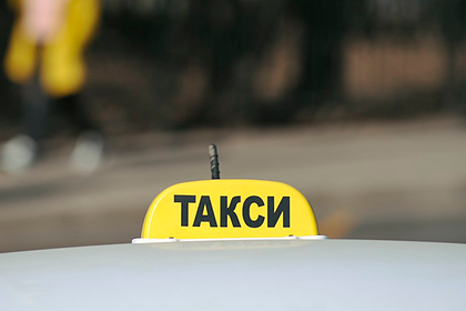 Россиянин отобрал у таксиста машину и попал на ней под поезд