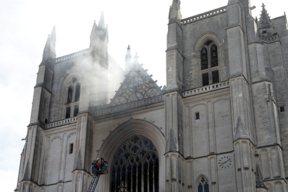 Мигрант признался в поджоге собора XV века во Франции