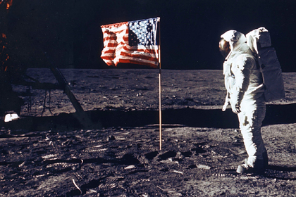 Половина россиян не поверила в высадку США на Луну