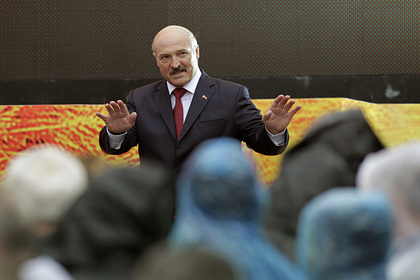 Лукашенко призвал дать ему спасти страну