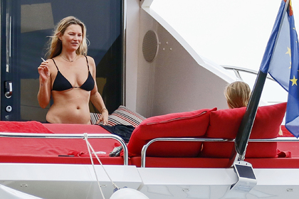 Кейт Мосс засняли во время отдыха на роскошной яхте в бикини и без макияжа