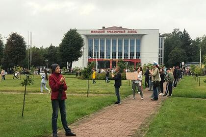 ОМОН заблокировал путь митингующим к заводу в Минске