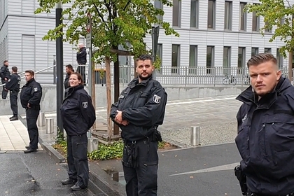 Немецкая полиция установила круглосуточное дежурство у клиники с Навальным