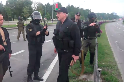 МИД Франции назвал видео с вооруженным Лукашенко пугающей постановкой