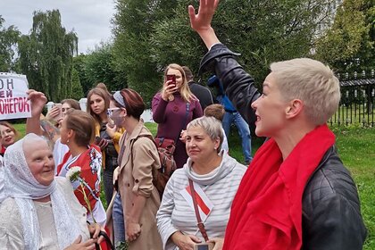 Мария Колесникова с участницами женской акции протеста против насилия 