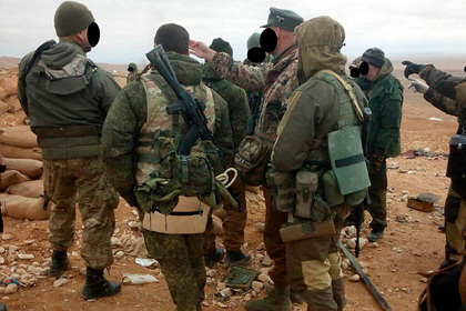 Бойцами ЧВК в Сирии командовал человек в кепке вермахта