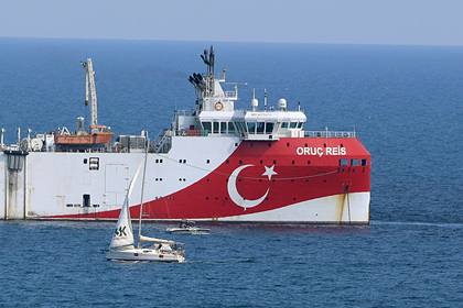 Греческий фрегат выдворил турецкое судно из спорных вод