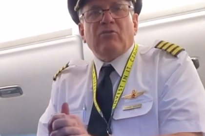 Надпись на кепке пассажира самолета вывела из себя пилота и вызвала споры в сети