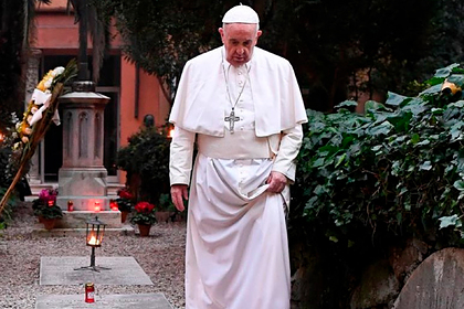 Ватикан начал расследование из-за лайка папы римского под откровенным фото