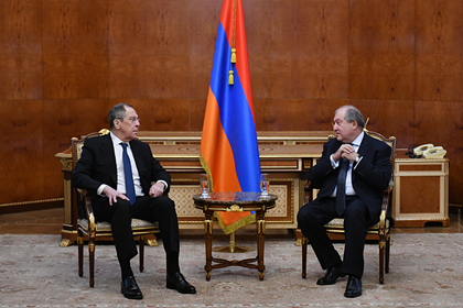 Министр иностранных дел РФ Сергей Лавров (слева) и президент Армении Армен Саркисян во время встречи в Ереване