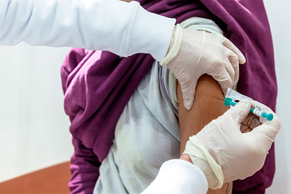 Медбрат в США заразился коронавирусом после прививки Pfizer