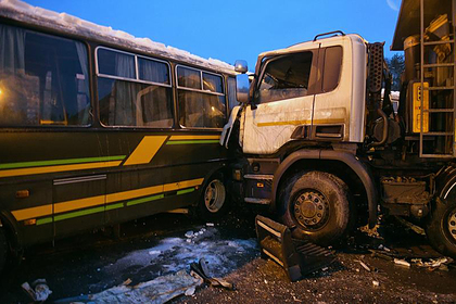 Грузовик протаранил колонну автобусов с военными в Подмосковье