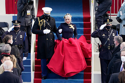 Леди Гагу уличили в копировании платья Аллы Пугачевой на инаугурации Байдена