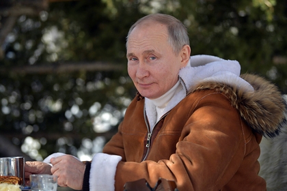 Россиянам предложили заказать копию костюма Путина