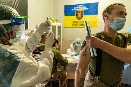 Порошенко призвал вакцинировать военных в Донбассе из-за угрозы войны