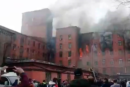Командир пожарных погиб в горящем здании мануфактуры в Петербурге