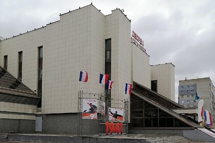 В российском городе на центральной площади появились «флаги Франции»