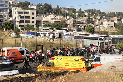 Израильские силовики и медики работают на месте теракта в Восточном Иерусалиме