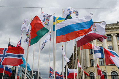 Посольство России отреагировало на замену российского флага в Риге