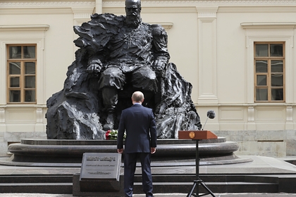 Путин открыл памятник Александру III под Петербургом