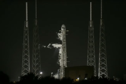 SpaceX вывела на орбиту спутник и успешно посадила ракету на платформу в океане
