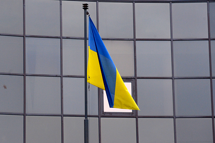 Государственный флаг у здания посольства Украины в Минске