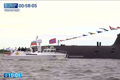 Путин с катера осмотрел корабли в Петербурге и поздравил личный состав ВМФ