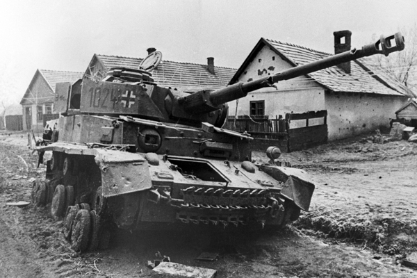 Подбитый немецкий танк в окрестностях Будапешта