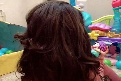 Густота волос двухлетней девочки удивила пользователей сети