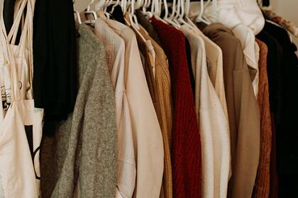Блогерша раскрыла способ надолго сохранить приятный запах одежды в шкафу