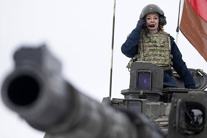 Глава МИД Британии проехалась на танке у границ России