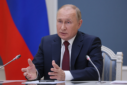 Путин поручил выделить средства на повышение зарплат бюджетникам
