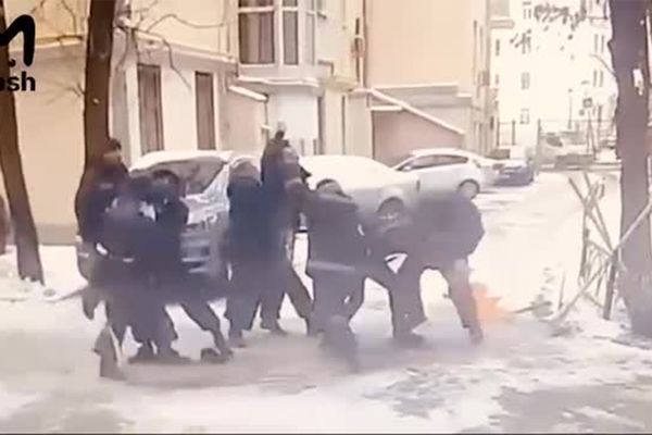 Драка мигрантов из-за уборки снега в центре Москвы попала на видео