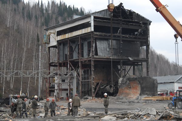 Путин напомнил об аварии на кемеровской шахте в 2010 году