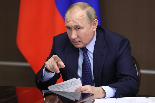 Путин велел проверить выполнение поручений Медведева