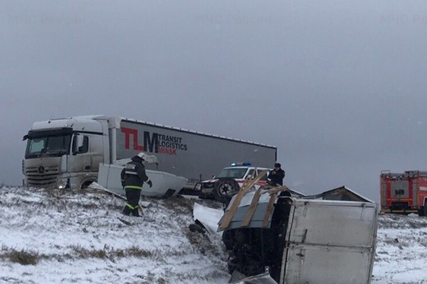 В ДТП с грузовиками и легковушкой на российской трассе погибли четыре человека