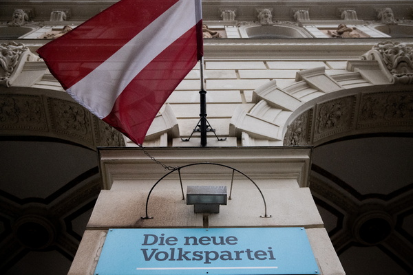 Ближайший соратник бывшего канцлера Австрии уйдет в отставку из-за угроз семье