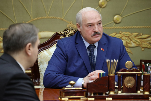 Лукашенко пообещал не вышвыривать западных дипломатов