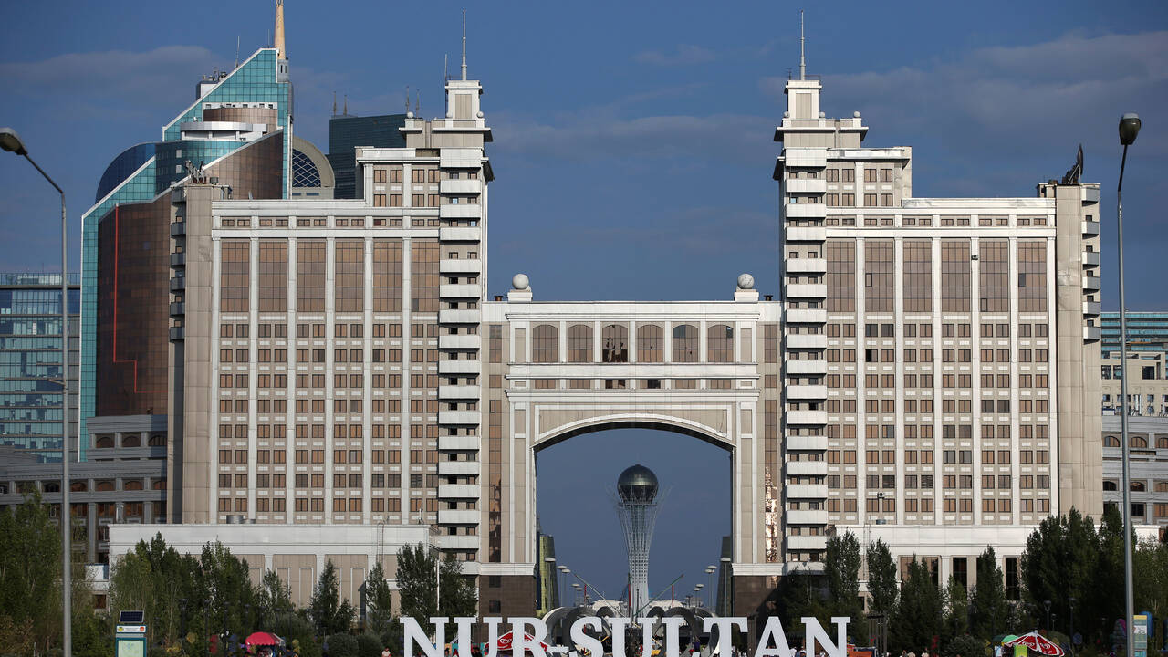 Казахстан избавится от русского языка в сфере услуг
