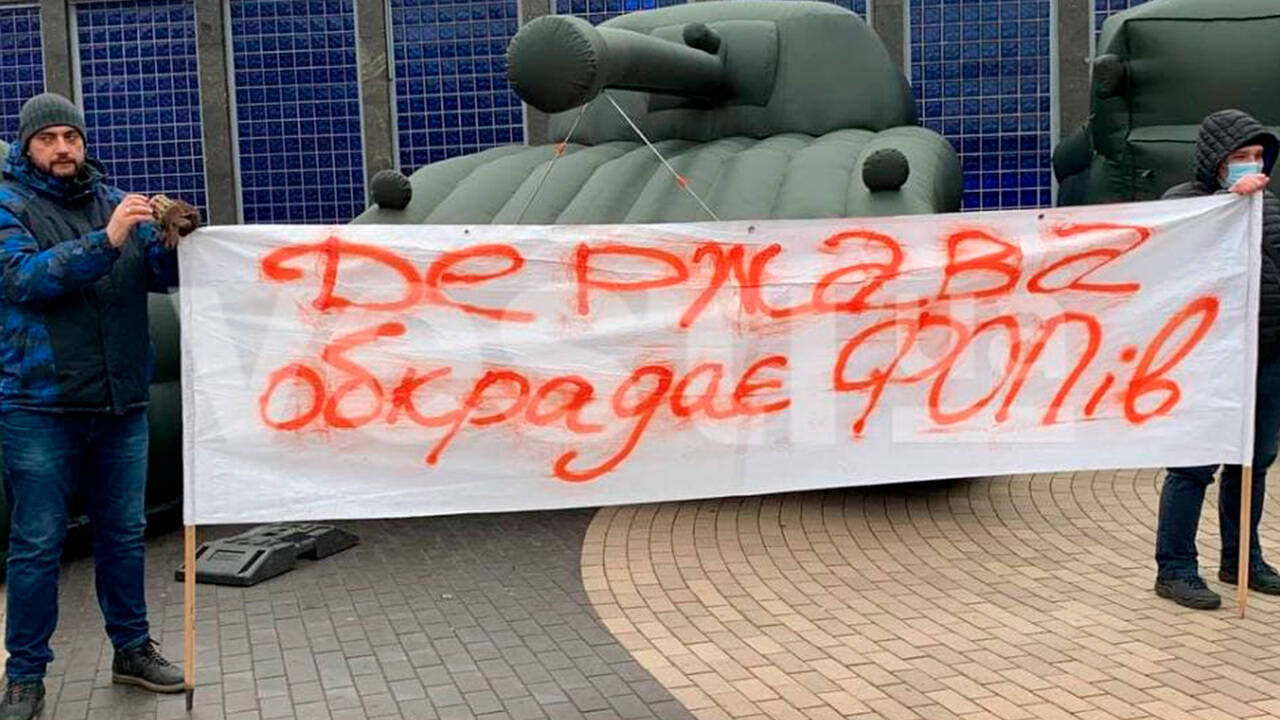 На акцию протеста в Киеве вывели надувные танки