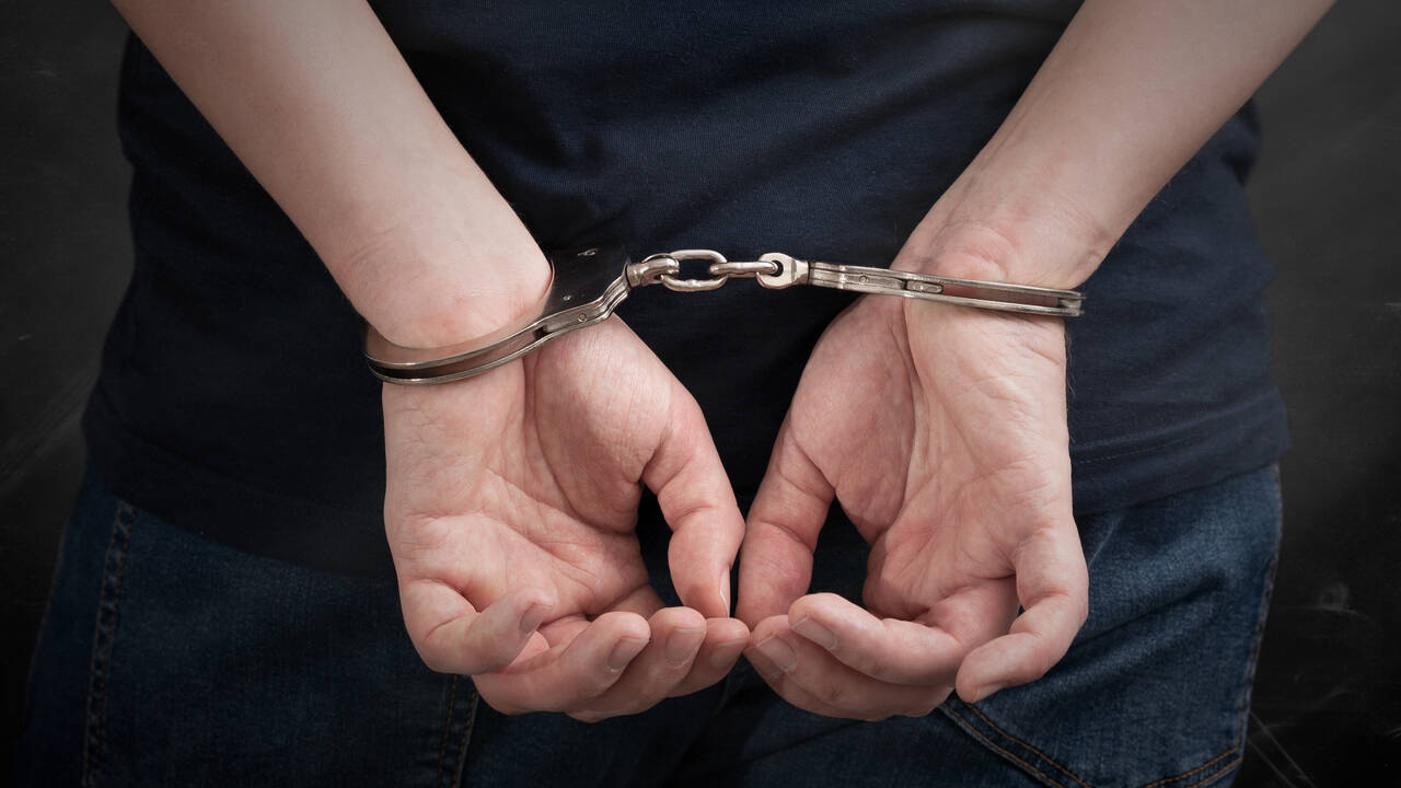 Суд арестовал мужа укравшей миллионы из российского банка кассирши