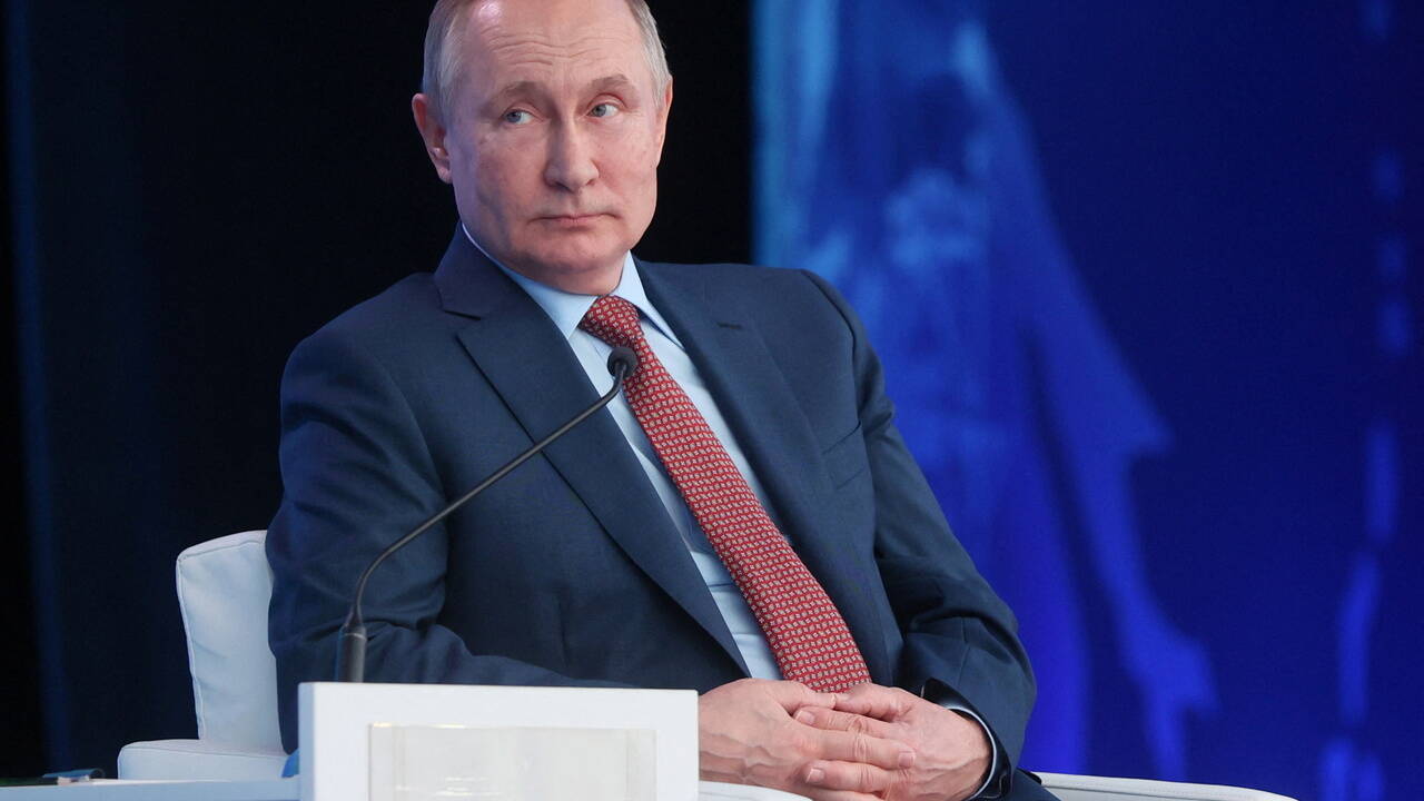 Путин призвал повысить зарплаты военным в России