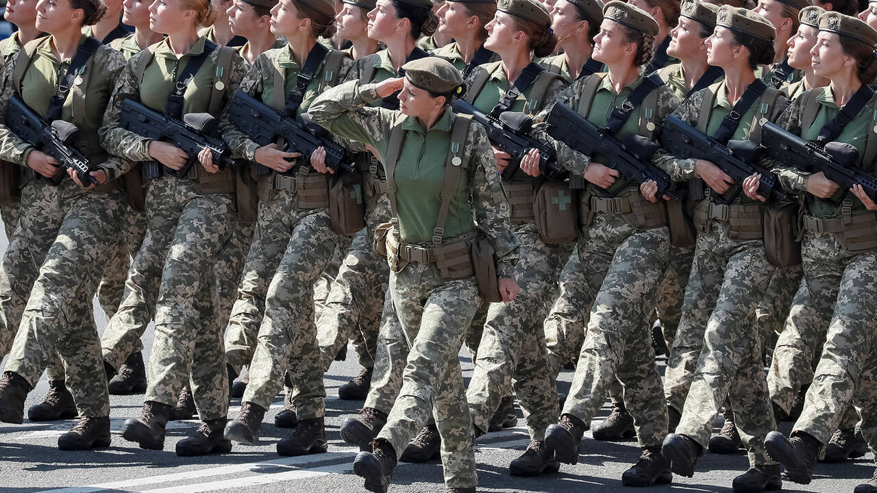 На Украине обяжут всех женщин явиться в военкомат