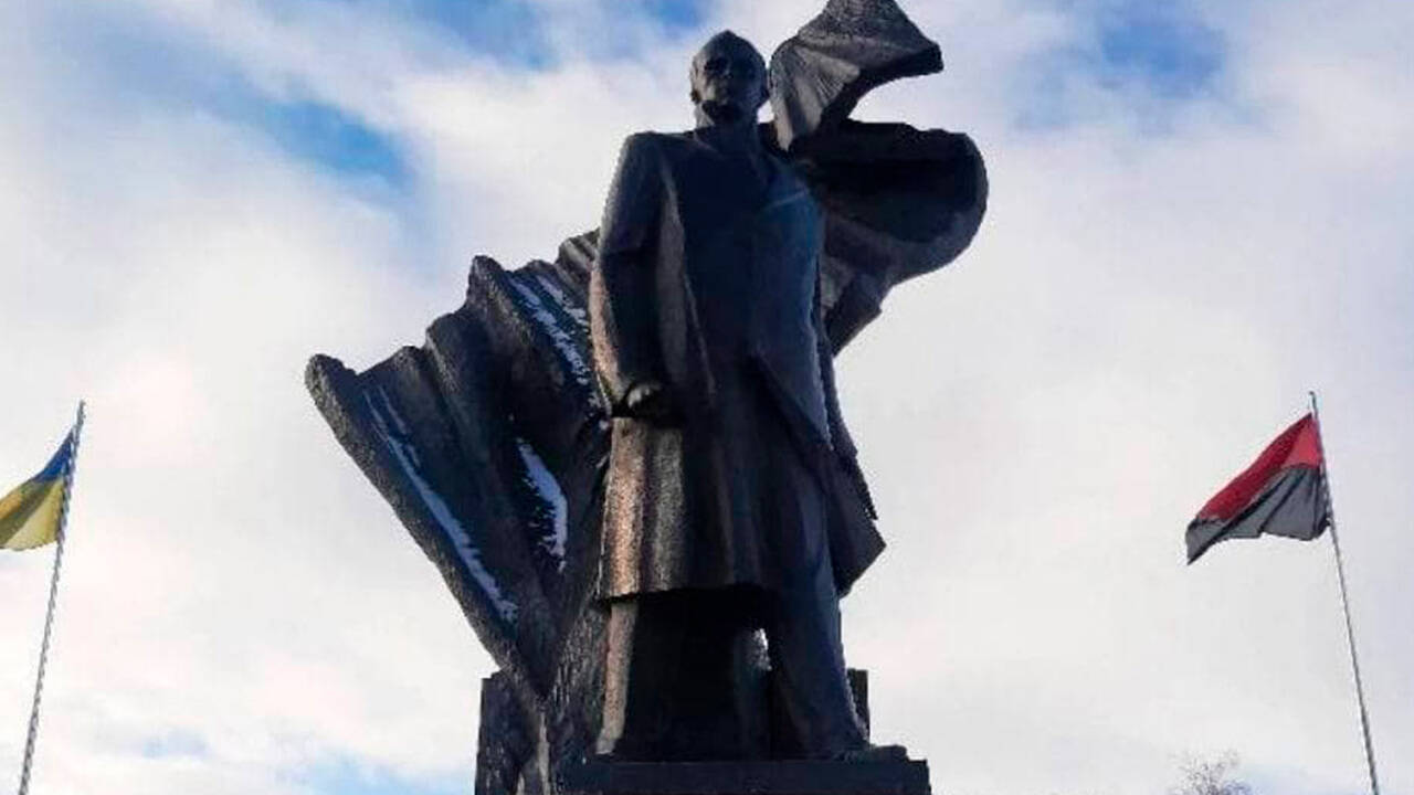 На Украине на памятнике Бандере нарисовали свастику