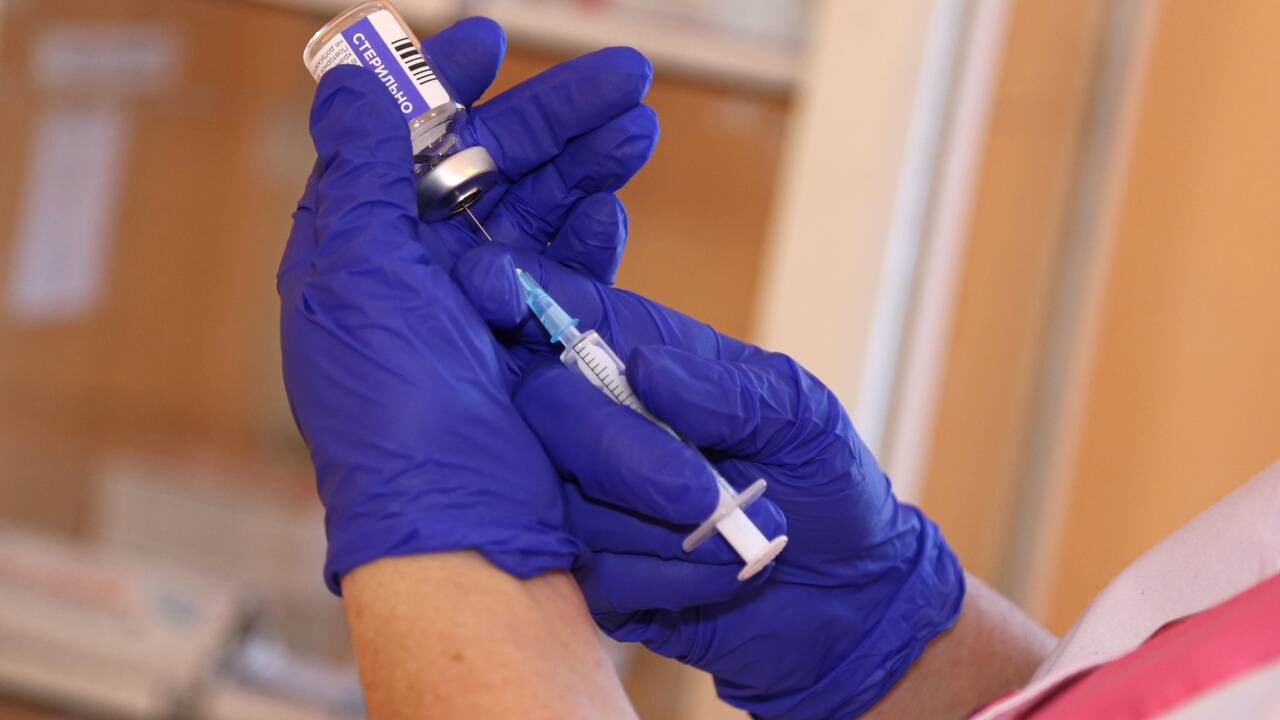 В Минздраве оценили эффективность российской вакцины от омикрон-штамма