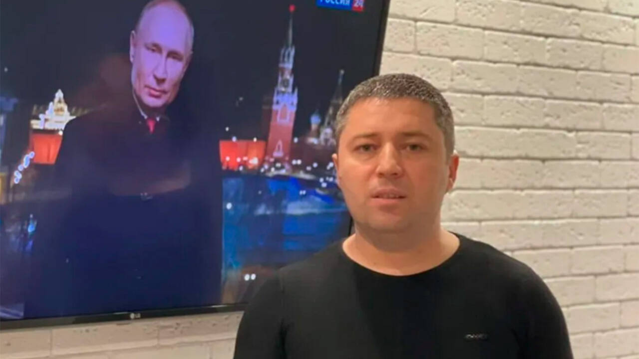 Одесский депутат поздравил украинцев с Новым годом на фоне изображения Путина